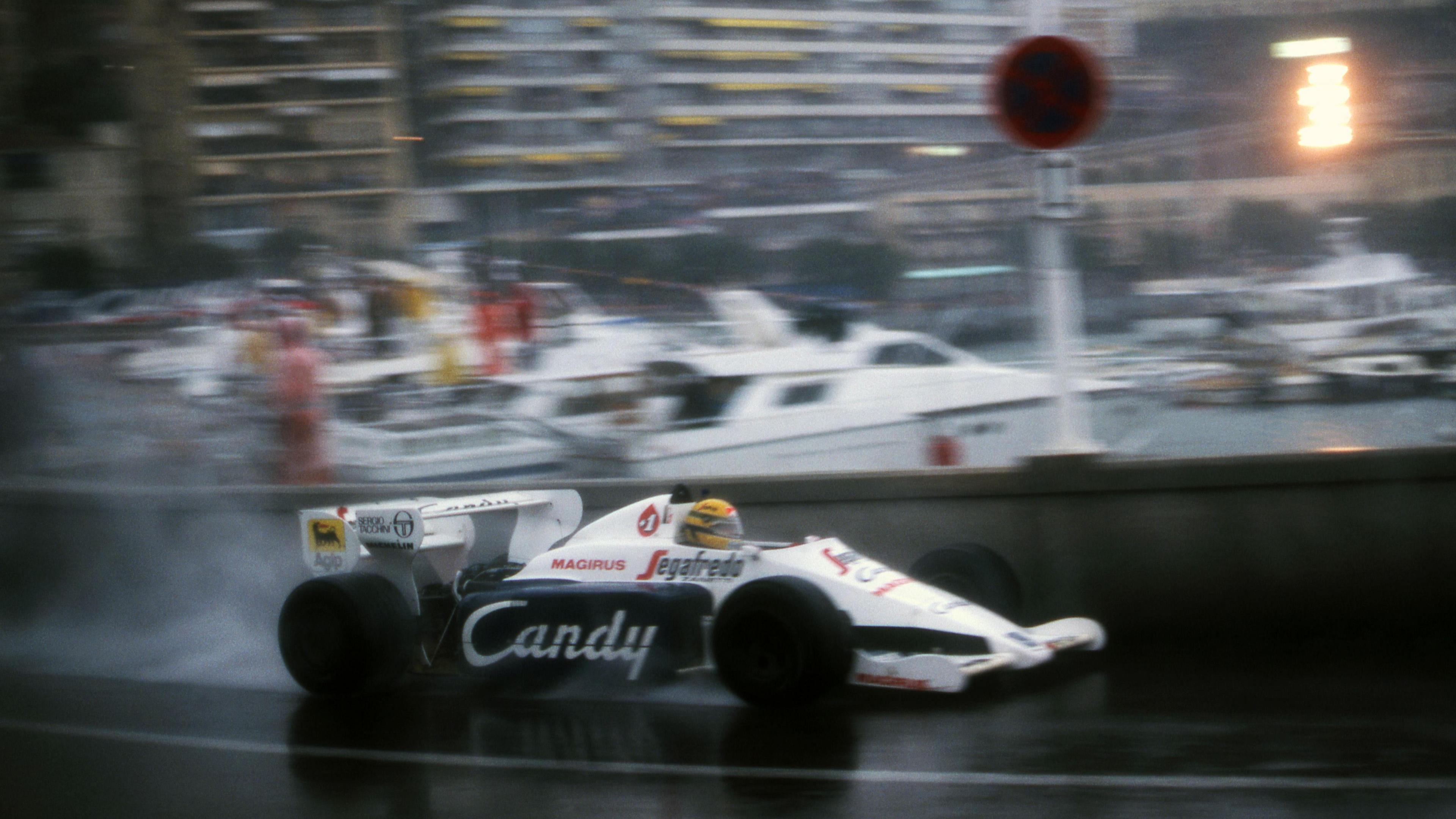 Ayrton Senna em seu Toleman em 1984, numa corrida sob intensa chuva.