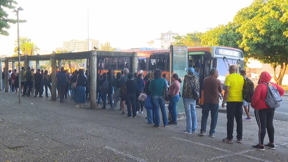 Passageiros enfrentando filas
