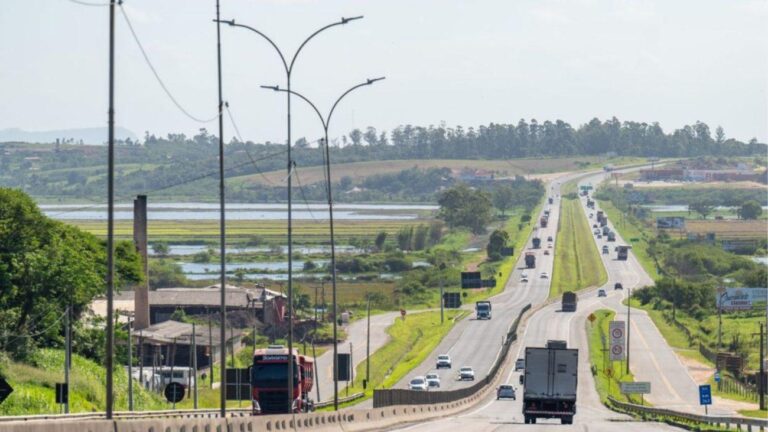 Acidente na BR-101: Capotamento causa interdição e lentidão em Tubarão, SC