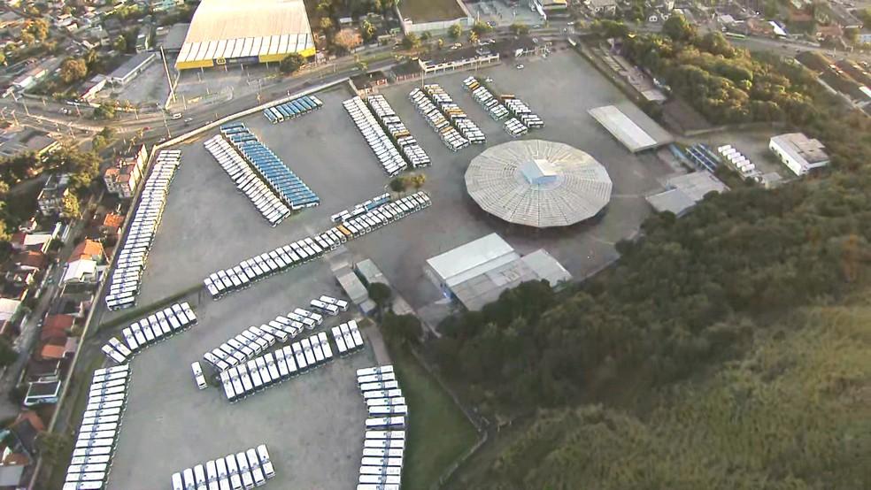 Garagem com ônibus parados