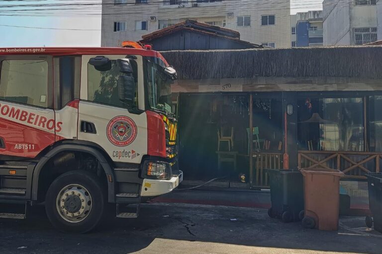 Incêndio em Restaurante em Vitória Mobiliza Corpo de Bombeiros