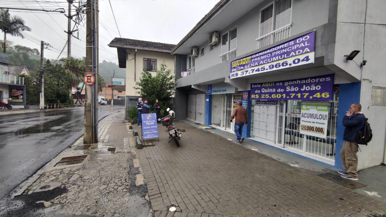 Mensagens de áudio e uma testemunha ajudaram a garantir que um prêmio da Mega-Sena fosse dividido entre duas pessoas em Blumenau.
