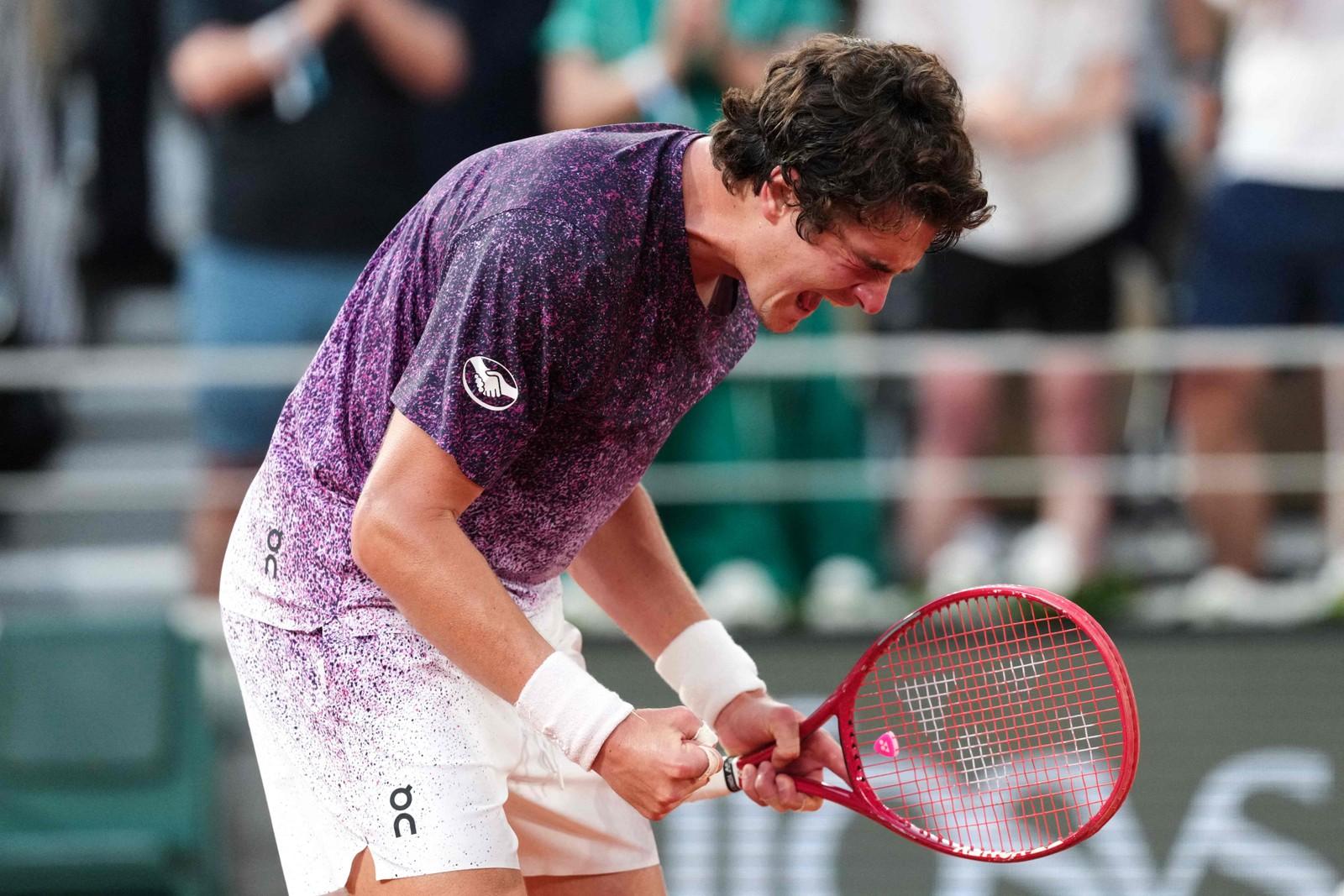 João Fonseca comemora após vencer o sérvio Novak Djokovic