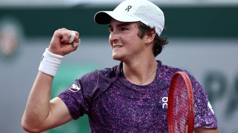 João Fonseca brilha em Roland Garros e avança para as semifinais