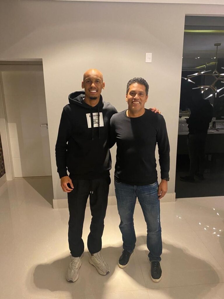 Fabinho destaca Elio Sizenando como seu melhor treinador em emocionante declaração