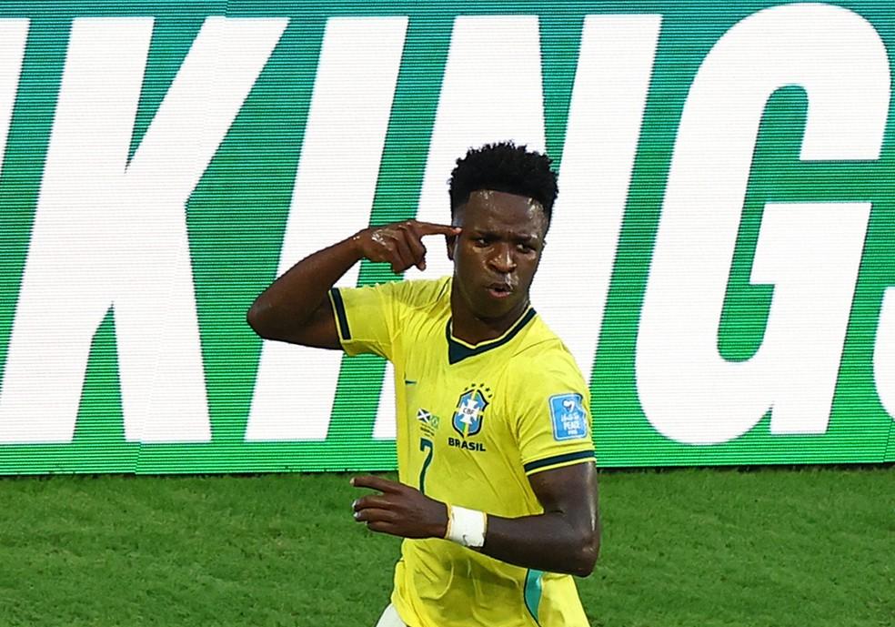 VIni Jr comemora o segundo gol em Escócia x Brasil