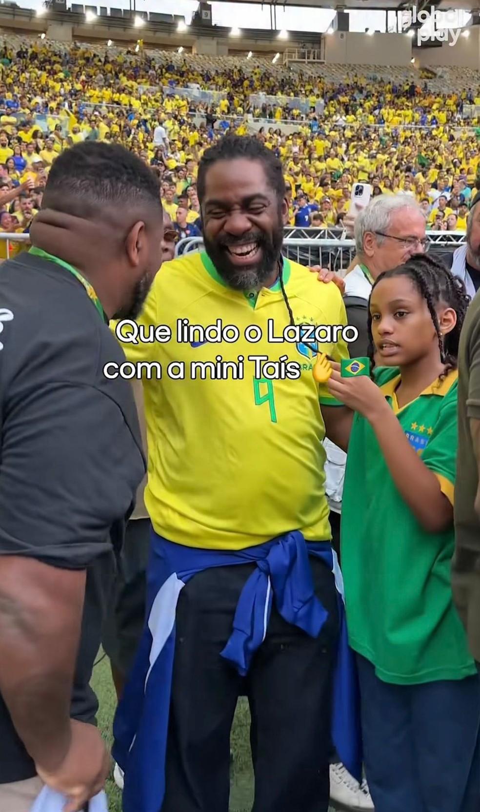 Lázaro Ramos com a filha no Maracanã