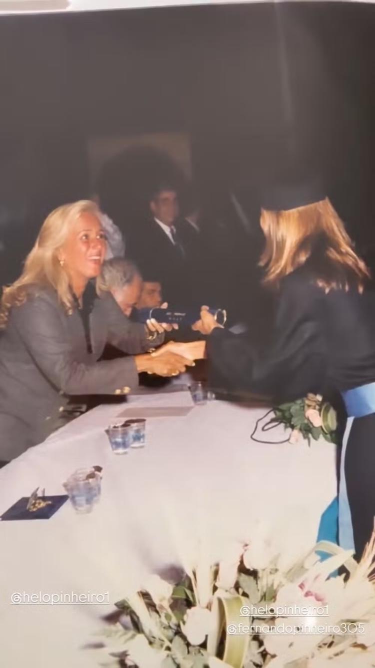 Helô Pinheiro entrega canudo para Ticiane Pinheiro.