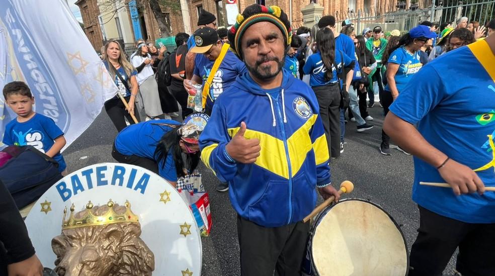 Líder da bateria de samba, pastor Jorge Rafari