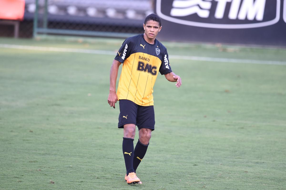 Douglas Santos com a camisa do Atlético em 2014