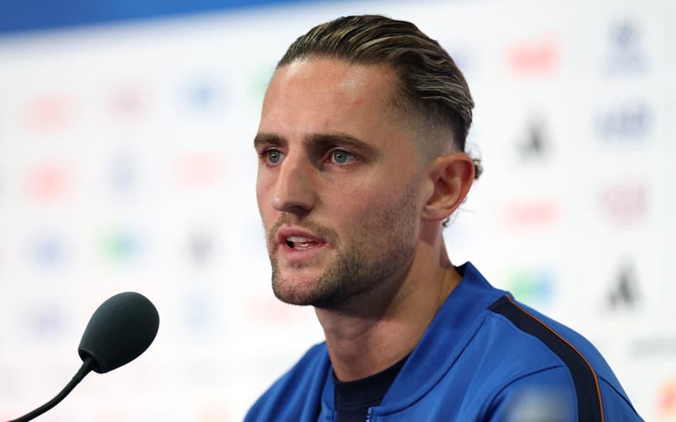 Rabiot na entrevista coletiva da seleção da França