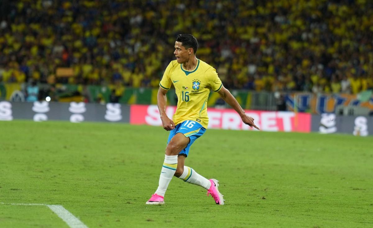 Douglas Santos atuando pela seleção brasileira