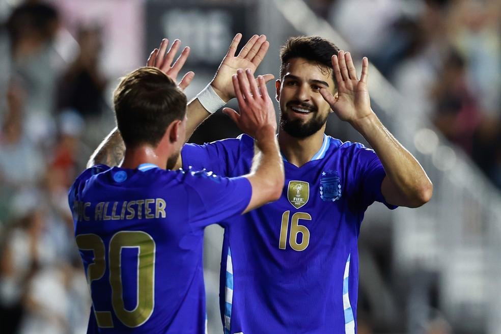 Flaco López em ação com a camisa da seleção da Argentina
