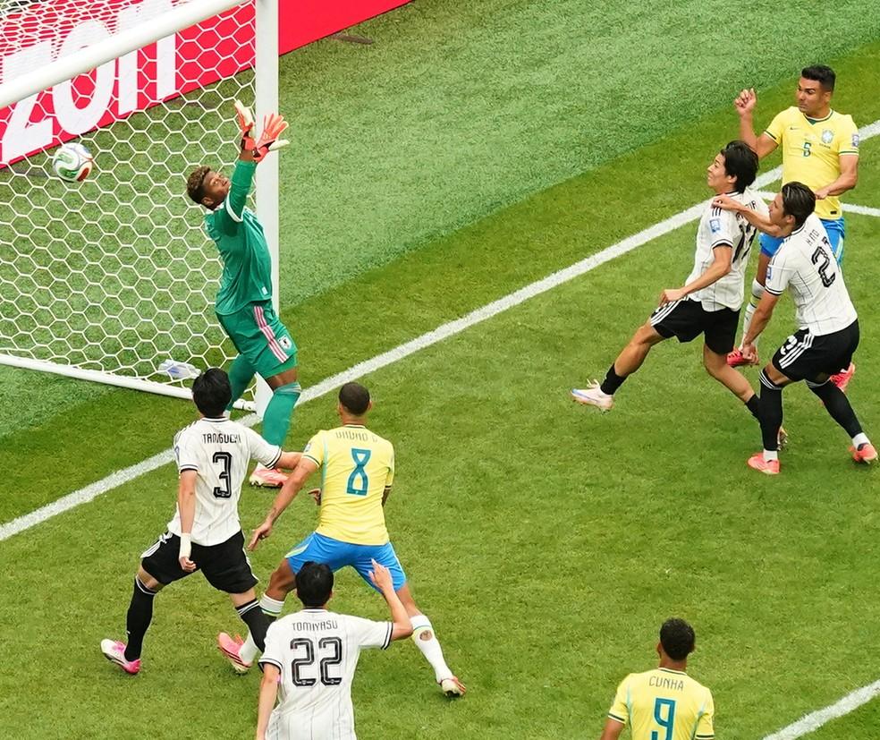 Casemiro cabeceia e marca o primeiro gol do Brasil