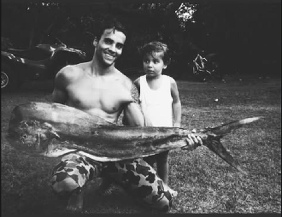 Marcelo Sangalo resgata foto da infância e parabeniza o pai, Daniel Cady