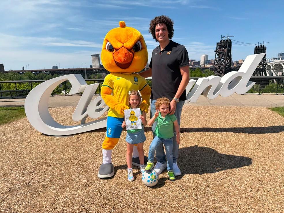 Anderson Varejão, os filhos e o Canarinho Pistola dão às boas-vindas à Seleção