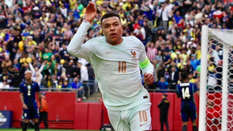 Mbappé comemora primeiro gol da França contra o Brasil