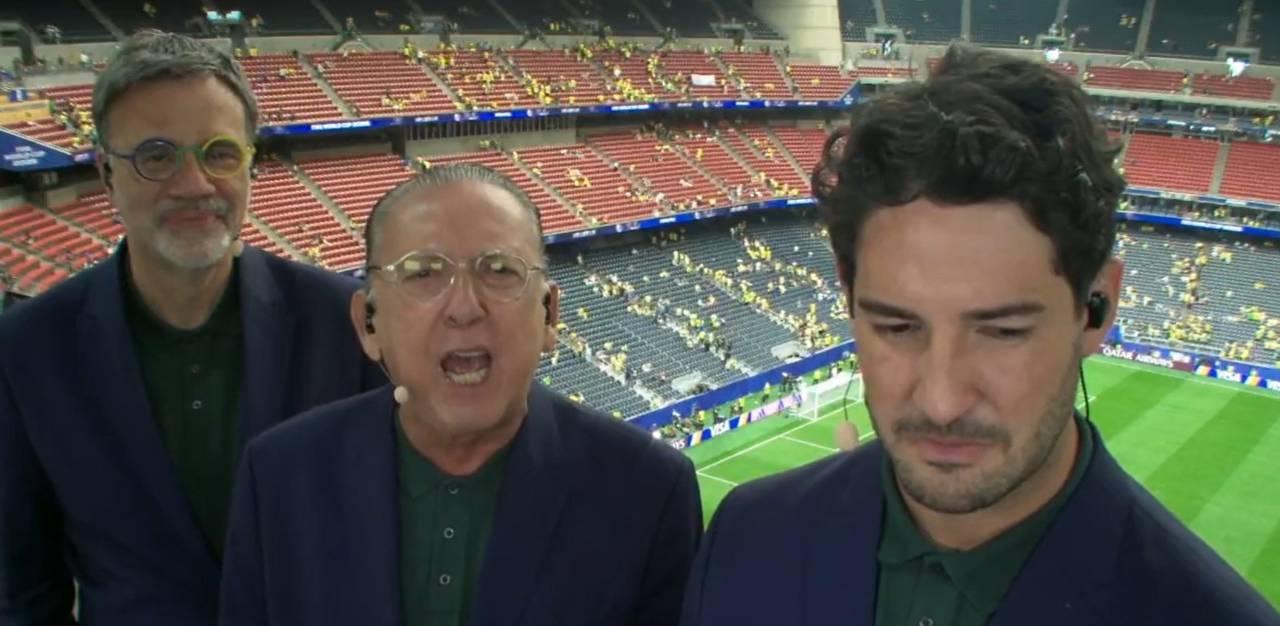 Comentaristas esportivos discutindo o jogo