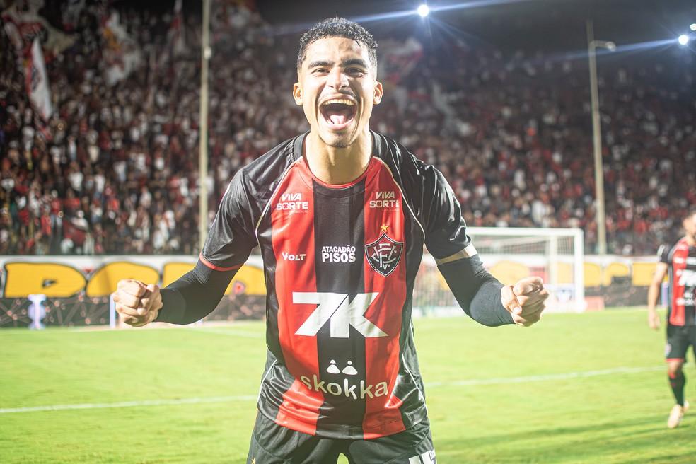 Renê fica em definitivo no Vitória depois de grande início