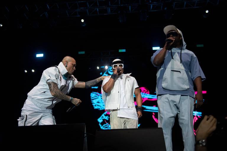 Três rappers se apresentam em um palco no Rock in Rio 2026