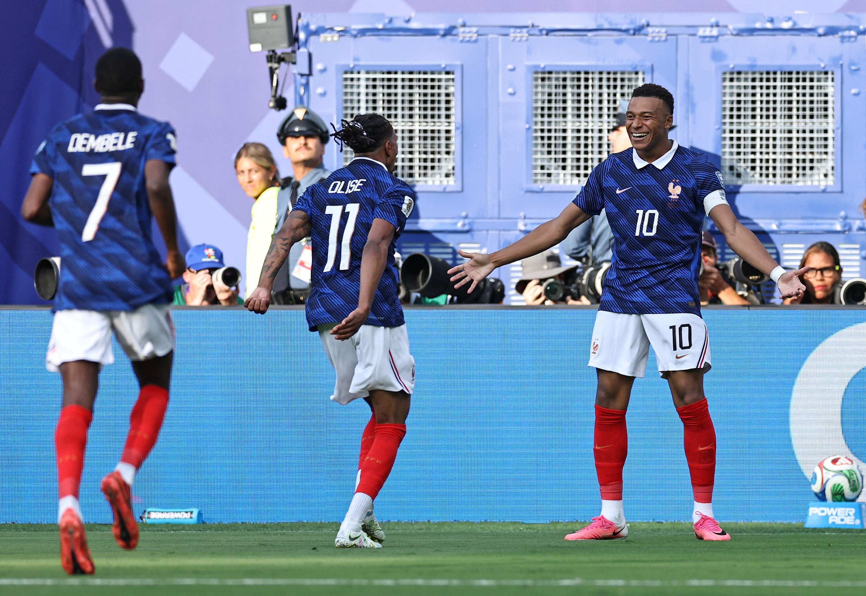 Kylian Mbappé e Michael Olise comemoram um dos gols durante a partida.