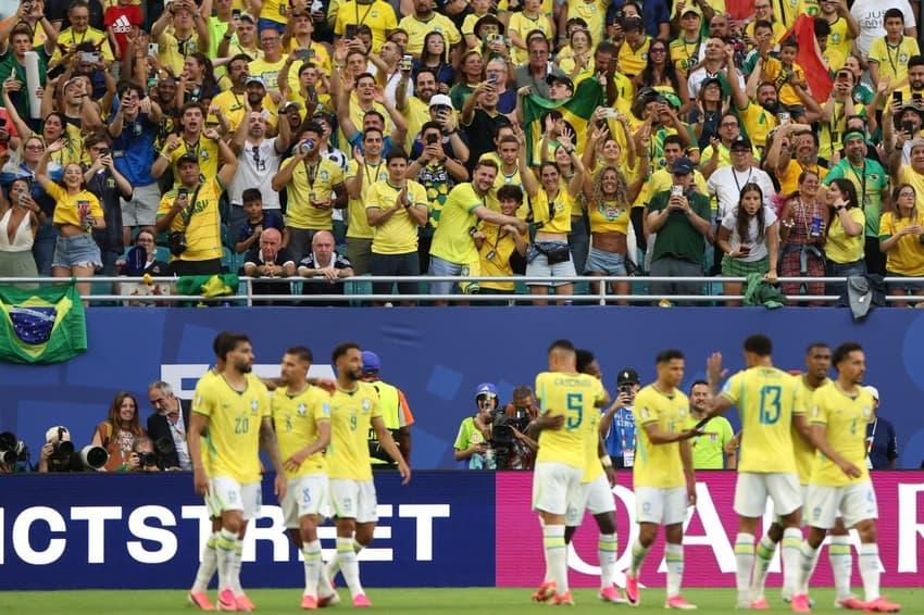 Torcida brasileira comemora um dos gols diante da Escócia na Copa do Mundo