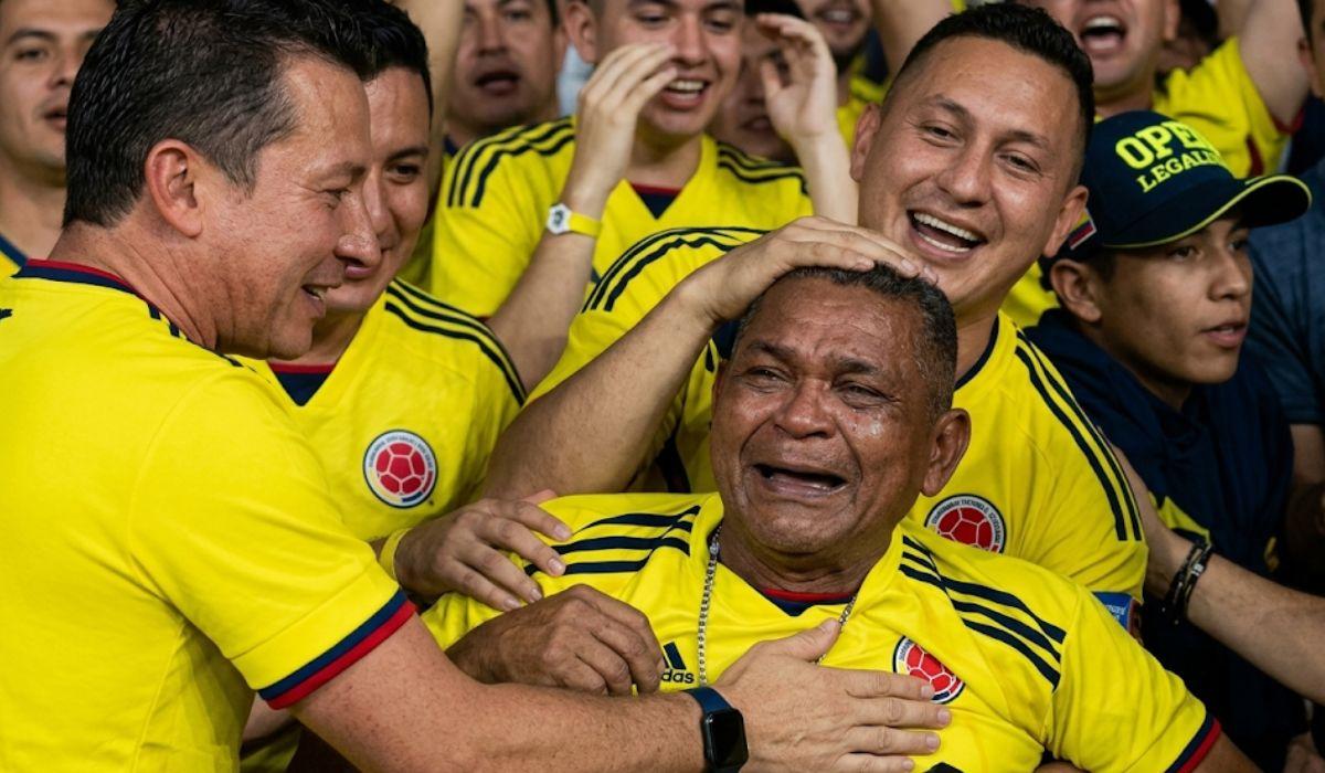 Torcedor comemorando após a vitória do Equador de virada sobre a Alemanha, quase desmaiando de felicidade.