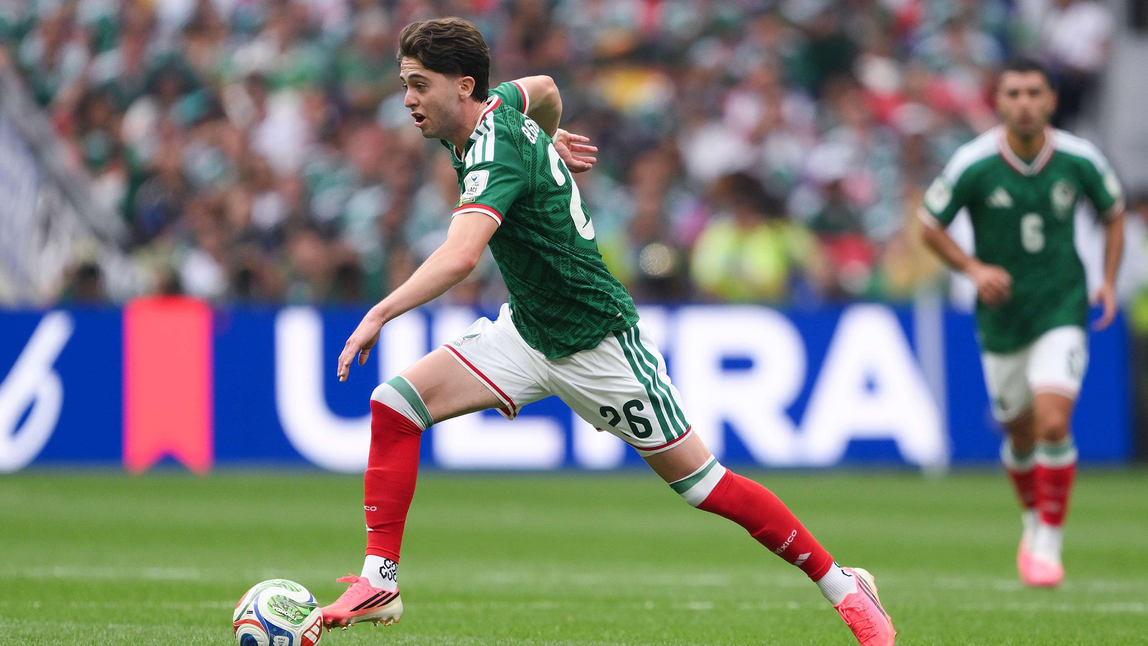 Gilberto Mora durante o jogo do México contra a República Checa