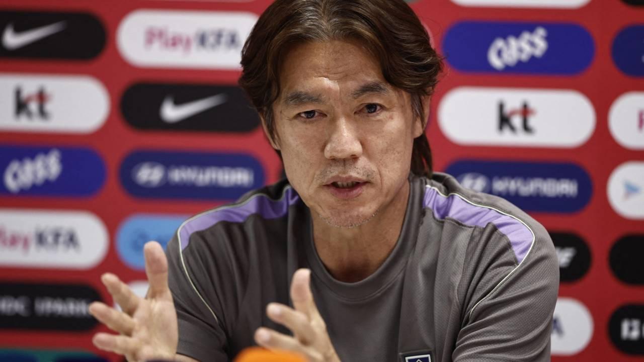 Hong Myung-bo durante coletiva de imprensa
