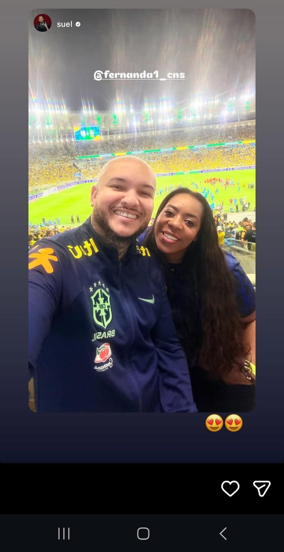 Fernanda Cristina com o cantor Suel no jogo da seleção no Maracanã