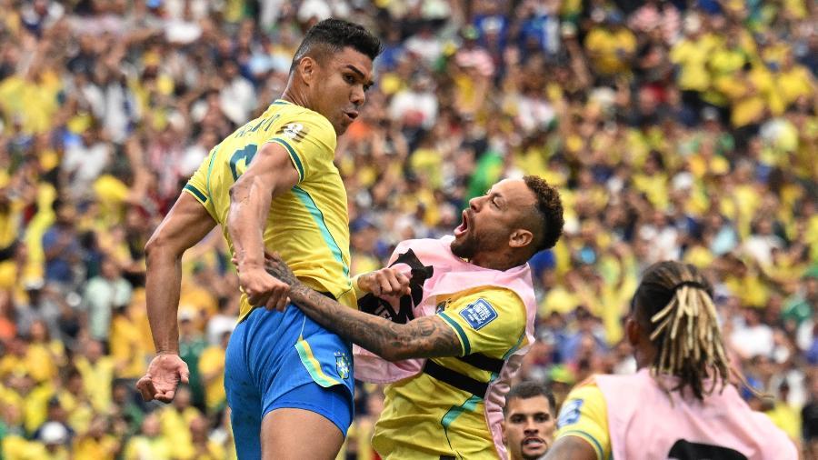 Casemiro comemora ao marcar de cabeça para o Brasil contra o Japão