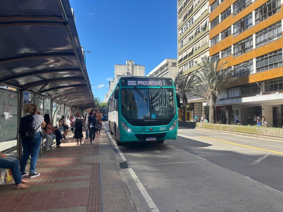 Ponto de ônibus na avenida Rio Branco, em Juiz de Fora