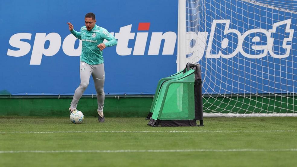 Vitor Roque treina na Academia de Futebol