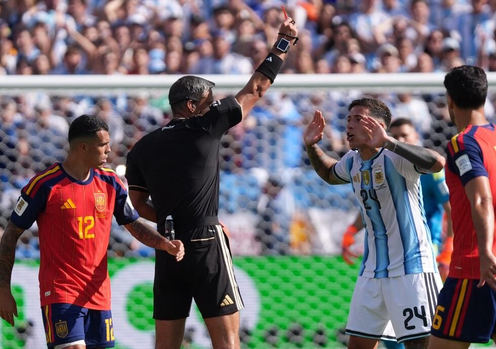 Expulsão de Enzo Fernández na final do Mundial