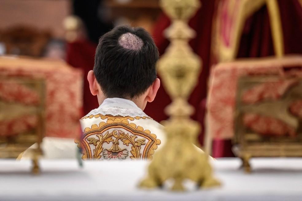 Tonsura do bispo Michel Poinsinet durante a consagração cismática