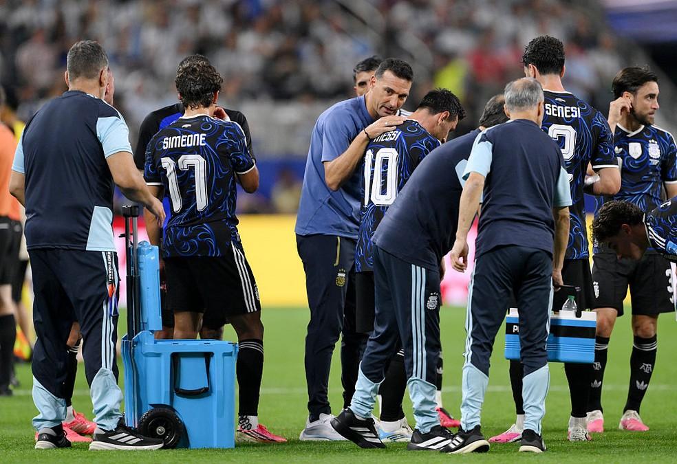 Scaloni conversa com Messi em Argentina x Jordânia