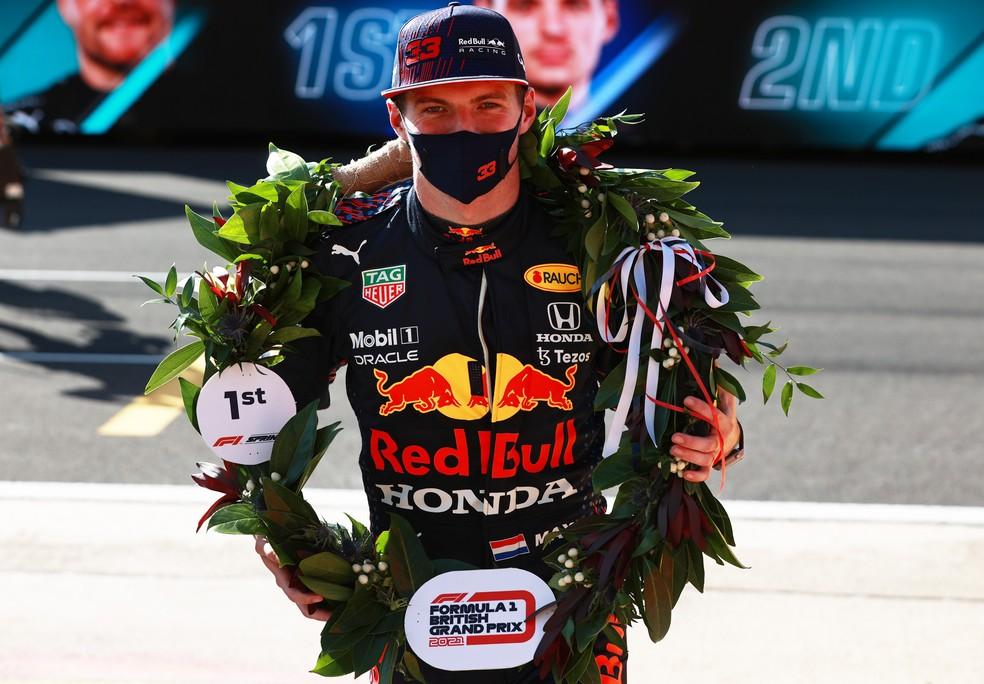 Max Verstappen recebe a coroa de louros pela vitória na Classificação Sprint em Silverstone.