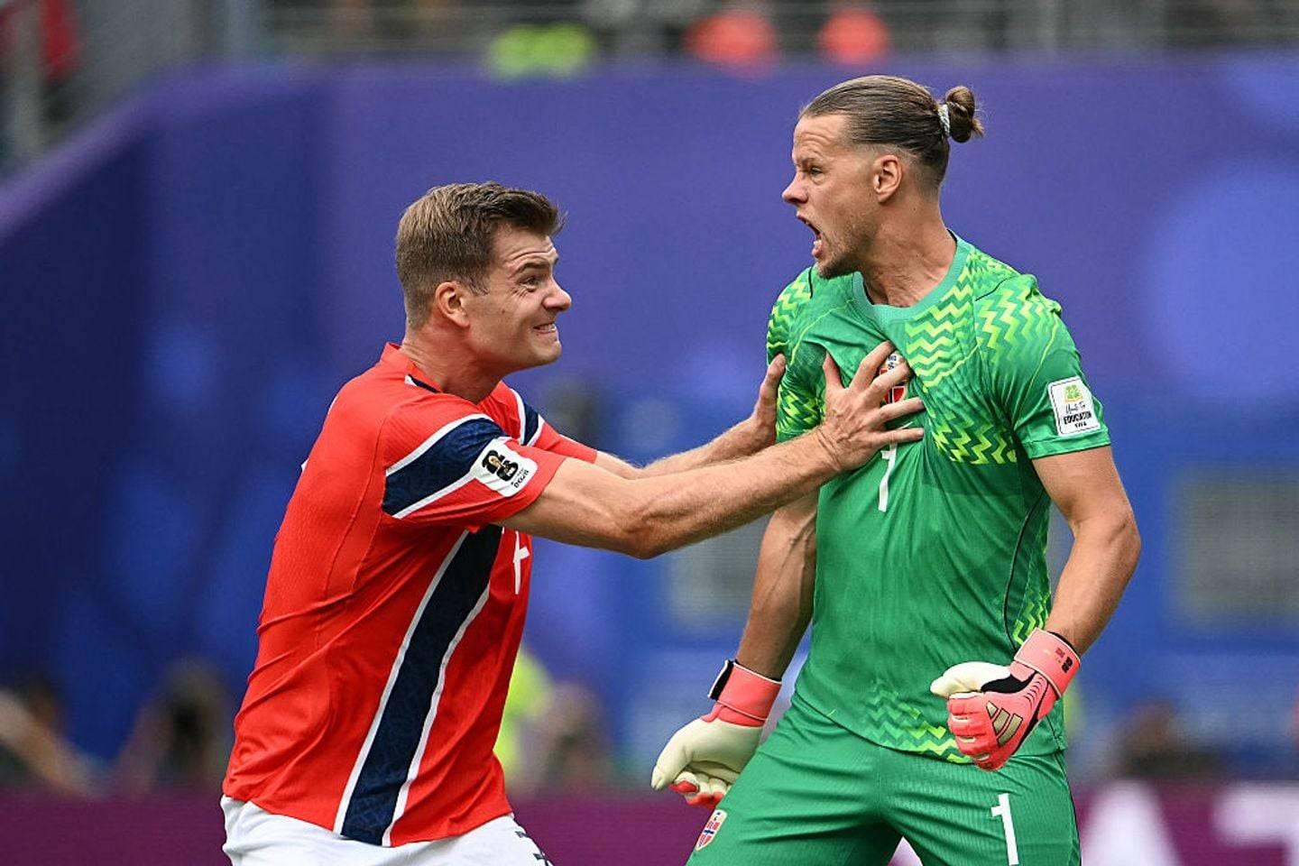 Orjan Nyland defendendo penalidade cobrada por Bruno Guimarães