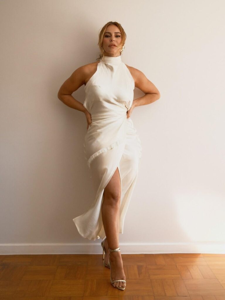 Paolla Oliveira usa vestido glamouroso e arrasa nas redes sociais