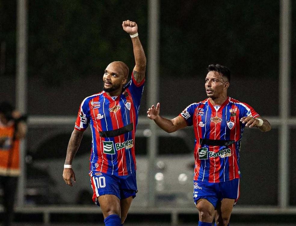 Rodrigo Alves e Leilson celebram gol do Itabaiana sobre o Amazonas