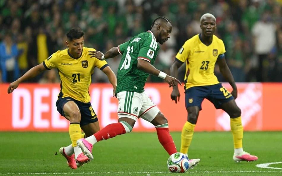 Julián Quiñones celebra o primeiro gol do México contra o Equador
