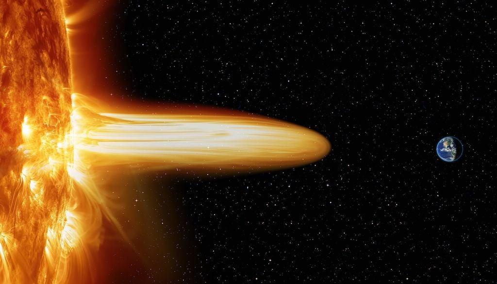 Ejeções de massa coronal se desprendem da estrela e viajam em todas as direções. Ocasionalmente, elas atingem a Terra.