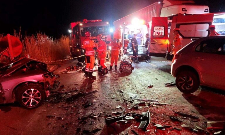 Tragédia na BR-251: Acidente entre dois carros resulta em duas mortes e três feridos