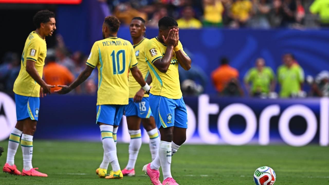 Seleção brasileira lamenta eliminação na Copa.
