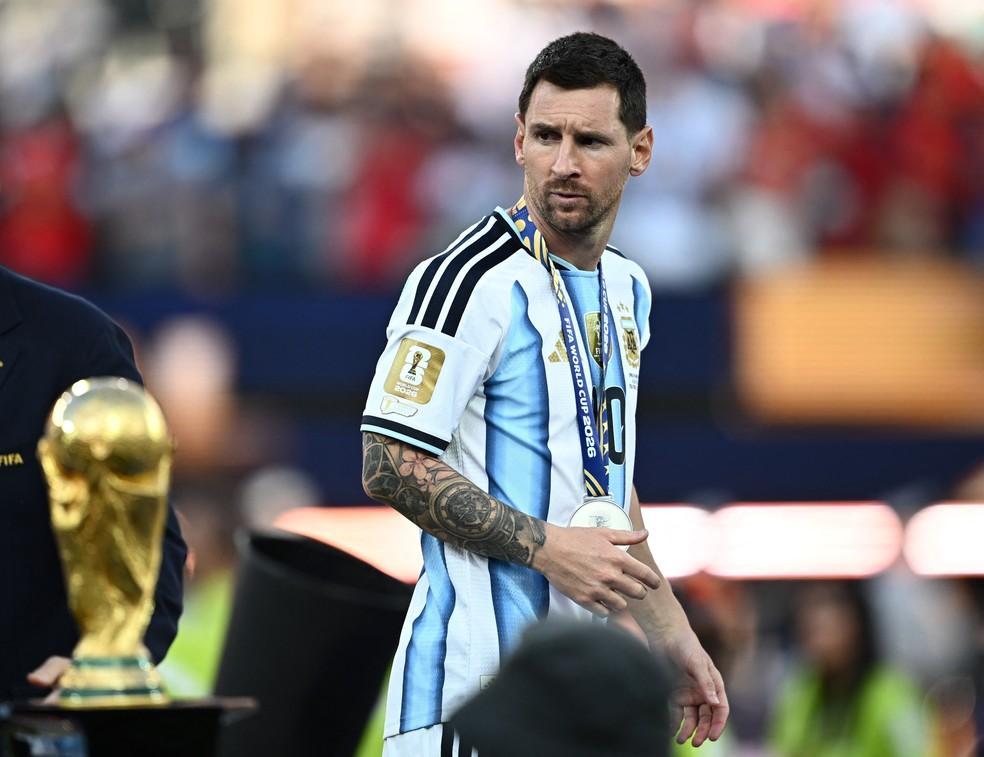 Vice-campeão, Messi encara a taça da Copa do Mundo após Argentina x Espanha