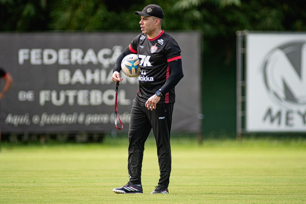 Jair Ventura comanda treino do Vitória