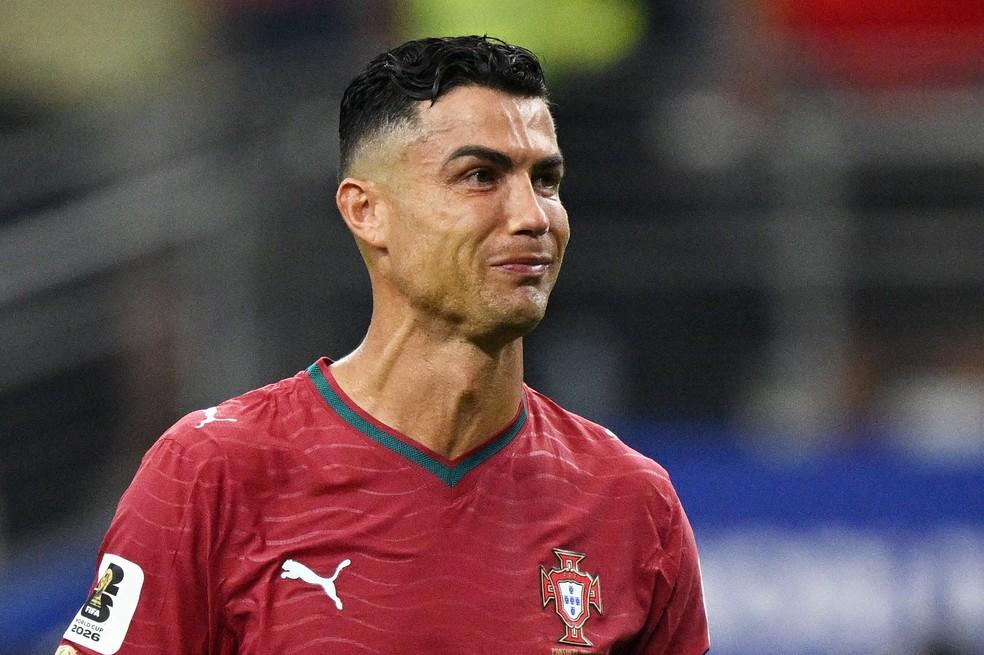 Cristiano Ronaldo chora depois da eliminação de Portugal para a Espanha
