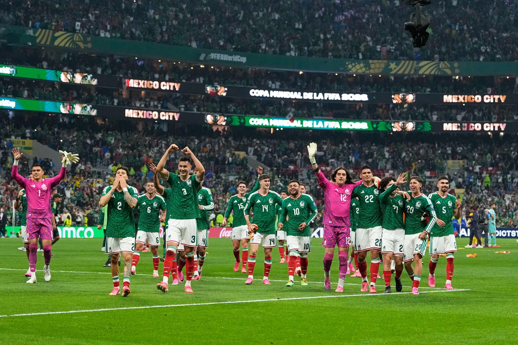 Jogadores do México celebram o passe para os oitavos de final