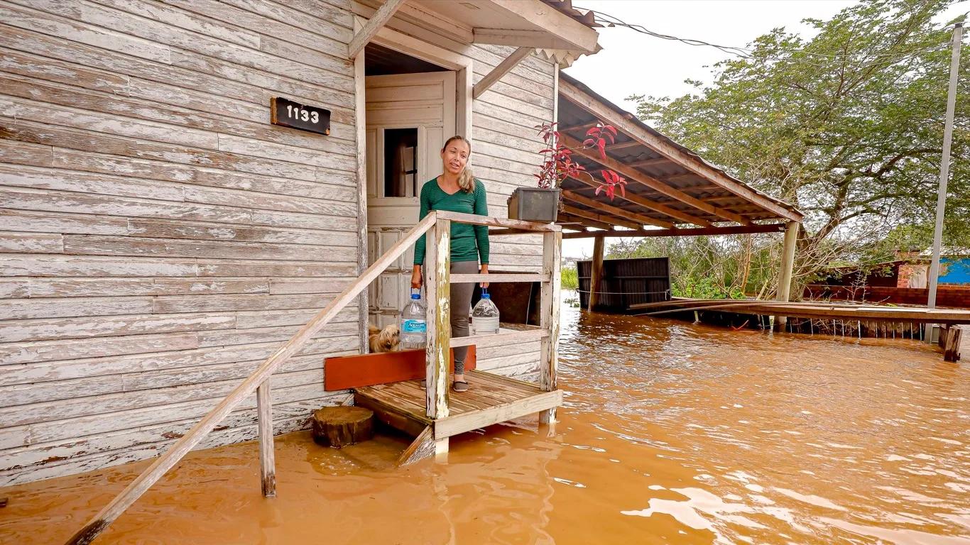 Foto do Guaíba cheio nas ilhas de Porto Alegre