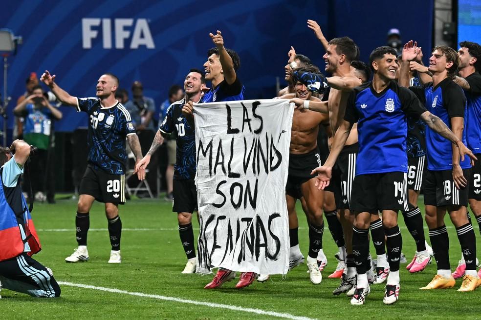 Jogadores da Argentina com faixa sobre as Malvinas após vitória sobre a Inglaterra na Copa do Mundo